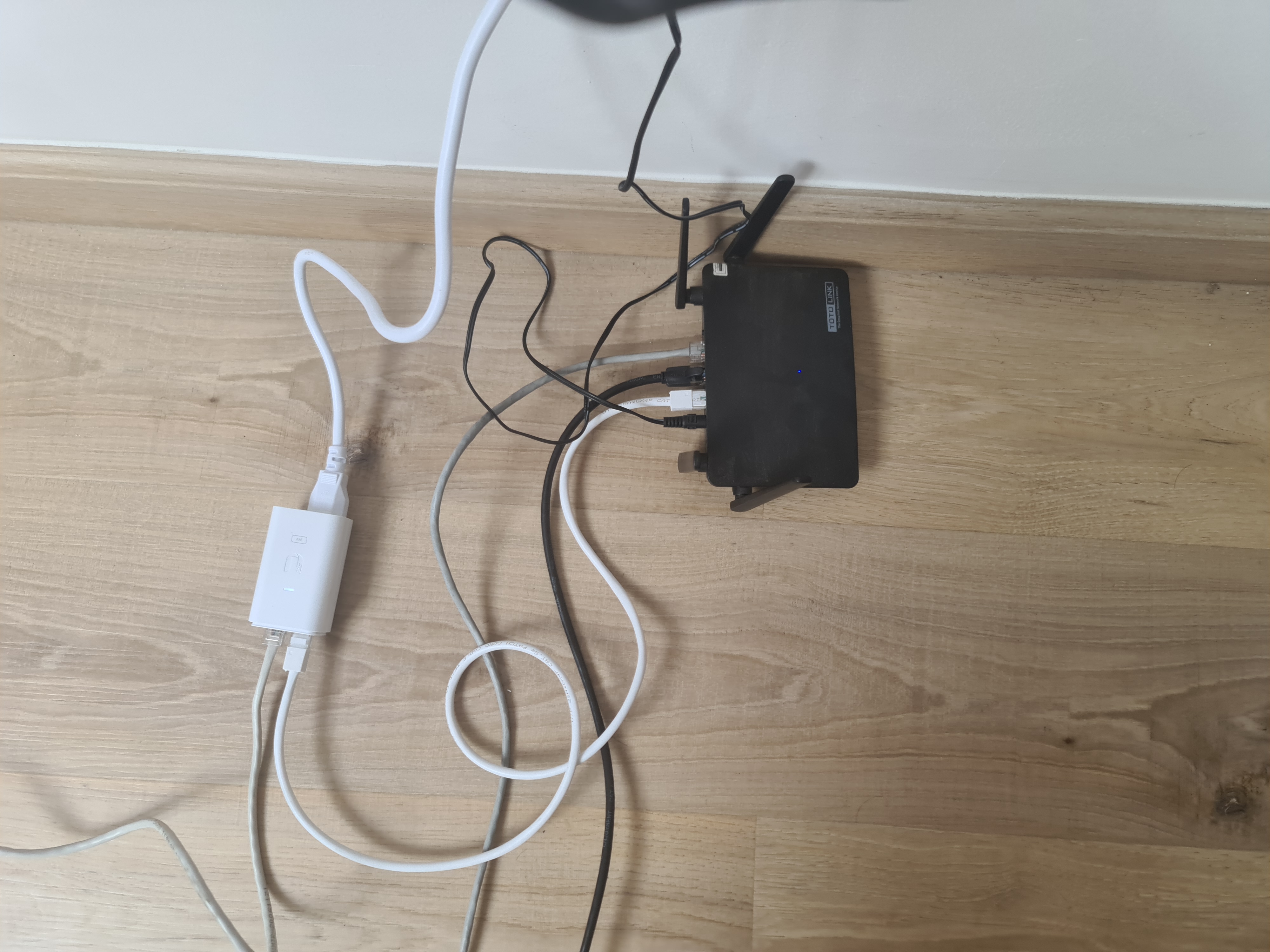 modem dan kabel kabelnya